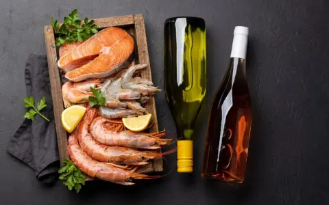 Krewetki, łosoś i cytryny czekają na odpowiednie wino. Białe czy różowe – jakie wino do krewetek będzie najlepsze?