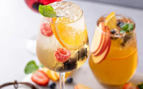 Orzeźwiające drinki z owocami i miętą. Jak pić Ramazzotti Amaro? Z lodem, owocami i odrobiną słońca.