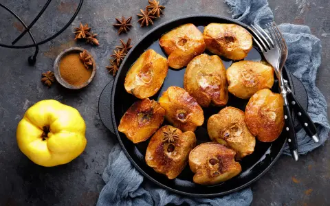 Pieczona pigwa z cynamonem i anyżem. Pyszny deser, który pokazuje, co można zrobić z pigwy.