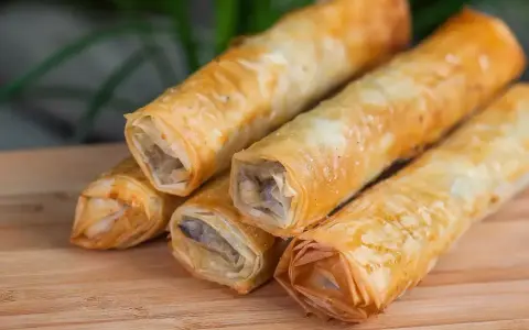 Chrupiące rolki z ciasta filo, przypominające francuskie przekąski, wypełnione farszem.