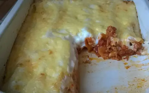 Pyszne cannelloni z mięsem mielonym, zapieczone pod warstwą sera i sosu beszamelowego.