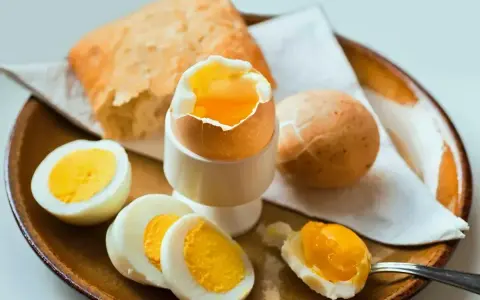 Jajka na miękko z pieczywem. Czy jajka są lekkostrawne? Tak, zwłaszcza gdy są tak apetycznie podane.
