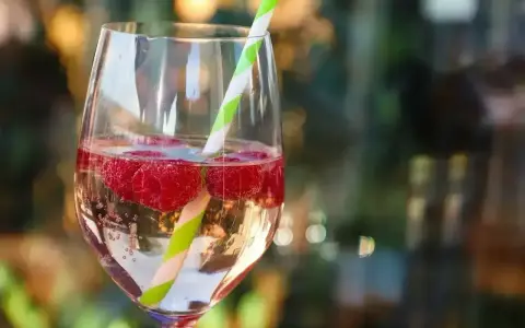 Orzeźwiający drink z malinami i słomką. Idealne bacardi z czymś lekkim i owocowym na upalne dni.