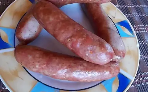 Świeżo przygotowane kiełbaski, gotowe do dalszej obróbki. Idealne, by dowiedzieć się, jak zrobić kiełbasę.