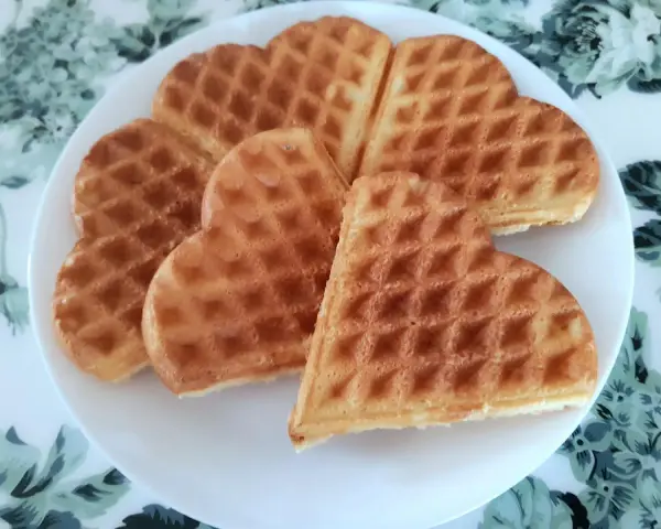 Sześć pysznych gofrów w kształcie serca, idealnych na walentynki. Prosty gofry przepis, który zachwyci każdego.