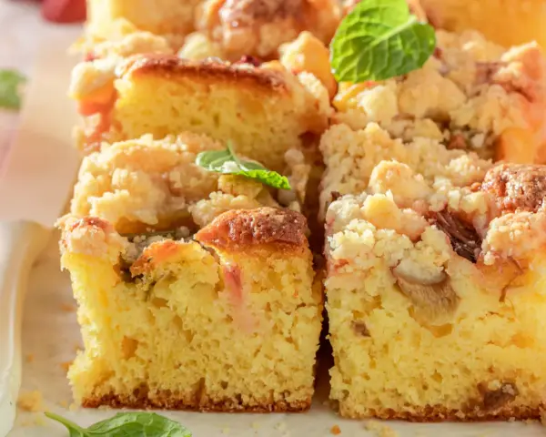 Pyszne ciasto drożdżowe z kruszonką i rabarbarem, idealne do pieczenia w temperaturze 180°C.