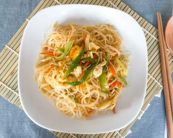 Makaron ryżowy z warzywami na talerzu. Czy makaron ryżowy ma gluten? Nie, jest bezglutenowy.