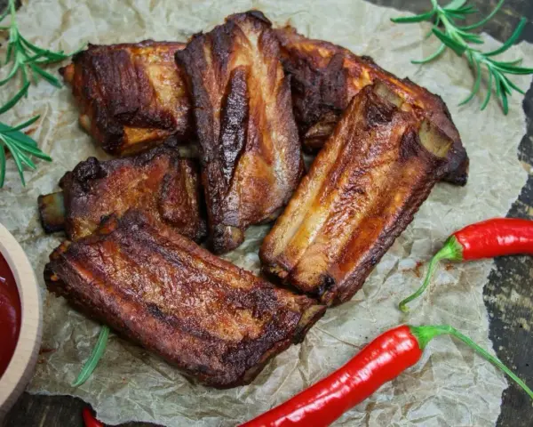 Soczyste żeberka w coli, pieczone do perfekcji, podane z sosem i papryczkami chili. Idealne na grilla lub obiad.