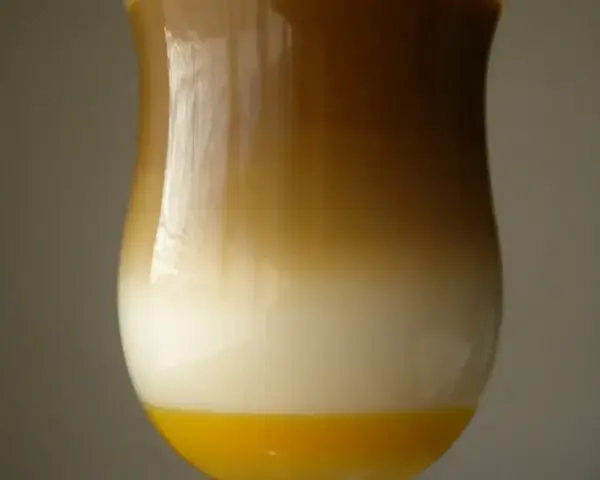Warstwowe drinki z adwokatem: żółty spód, biała warstwa i brązowa góra. Idealne na letnie popołudnie.