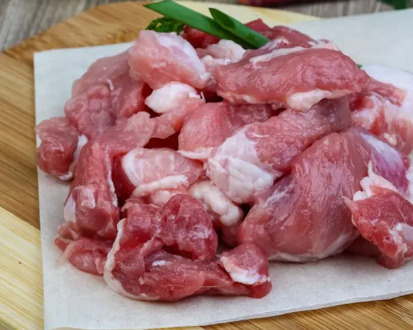 Świeże, pokrojone w kostkę mięso wieprzowe, idealne na aromatyczny gulasz. Wybór, jakie mięso na gulasz, jest kluczowy dla smaku.
