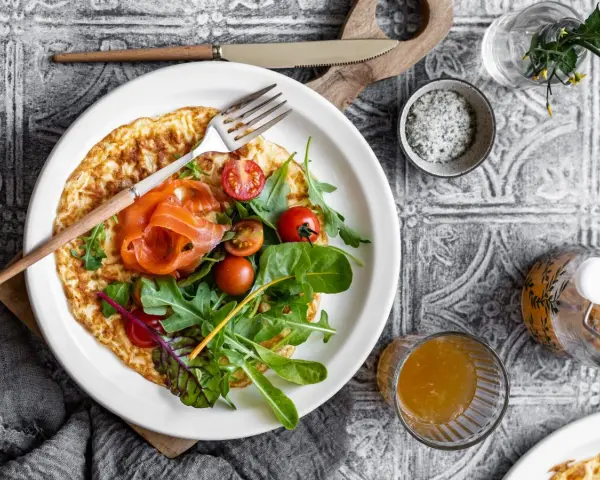 Pyszny omlet na słono z łososiem, rukolą i pomidorkami. Idealny przepis na szybkie śniadanie.
