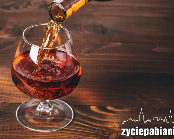 Brandy nalewana do kieliszka. Idealny trunek, z którym pić brandy? Degustuj powoli, delektując się smakiem.