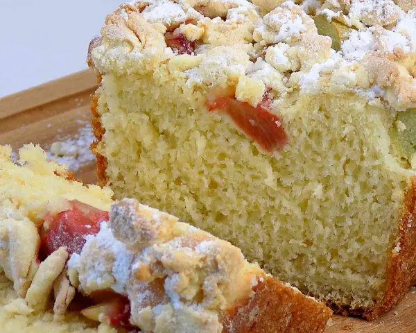 Puszyste ciasto drożdżowe z rabarbarem, posypane cukrem pudrem i kruszonką. Idealne na wiosenne popołudnie.