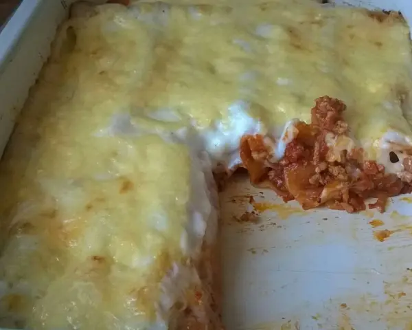 Pyszne cannelloni z mięsem mielonym, zapieczone pod warstwą sera i sosu beszamelowego.
