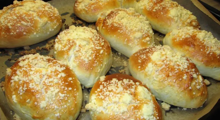 Pyszne jagodzianki z kruszonką, prosto z pieca. Idealne na podwieczorek, zgodnie z przepisem.