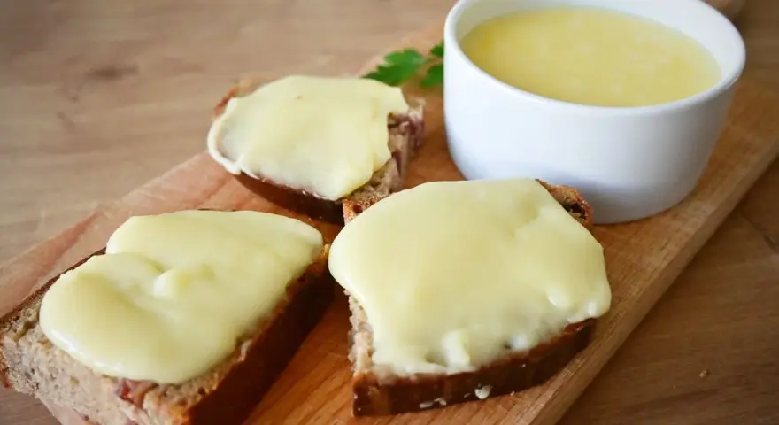 Smażony ser z twarogu na chlebie, idealny na szybkie śniadanie. Prosty przepis na pyszny, domowy przysmak.