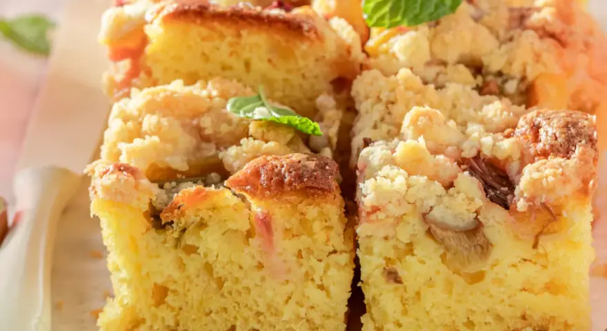 Pyszne ciasto drożdżowe z kruszonką i rabarbarem, idealne do pieczenia w temperaturze 180°C.
