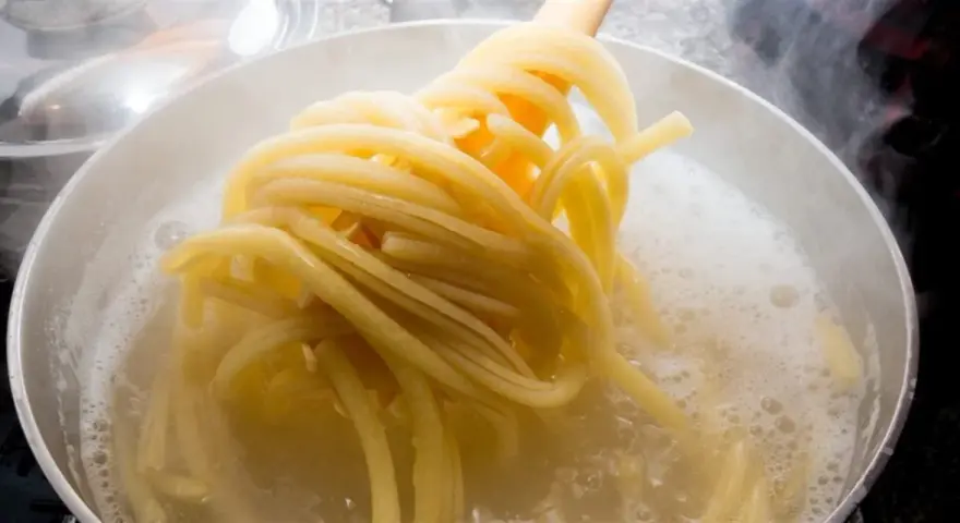 Jak ugotować makaron? Zobacz, jak spaghetti wrze w garnku, gotowe do podania.