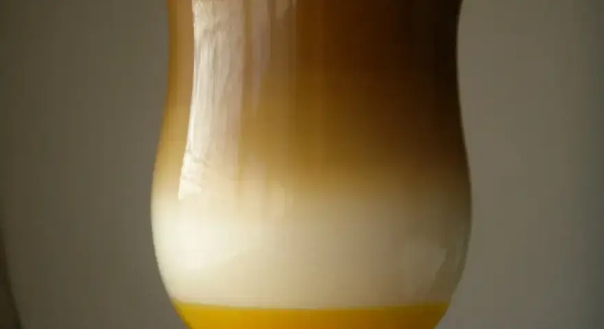 Warstwowe drinki z adwokatem: żółty spód, biała warstwa i brązowa góra. Idealne na letnie popołudnie.