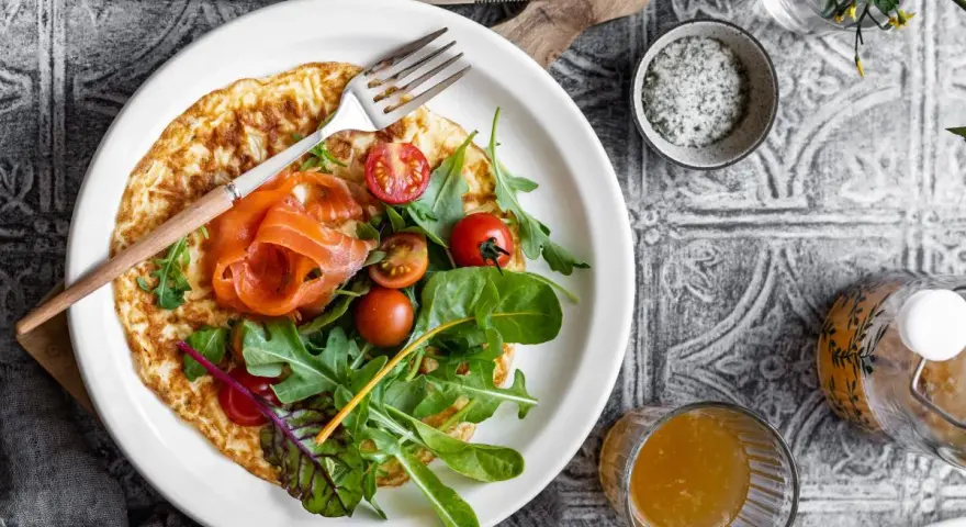 Pyszny omlet na słono z łososiem, rukolą i pomidorkami. Idealny przepis na szybkie śniadanie.