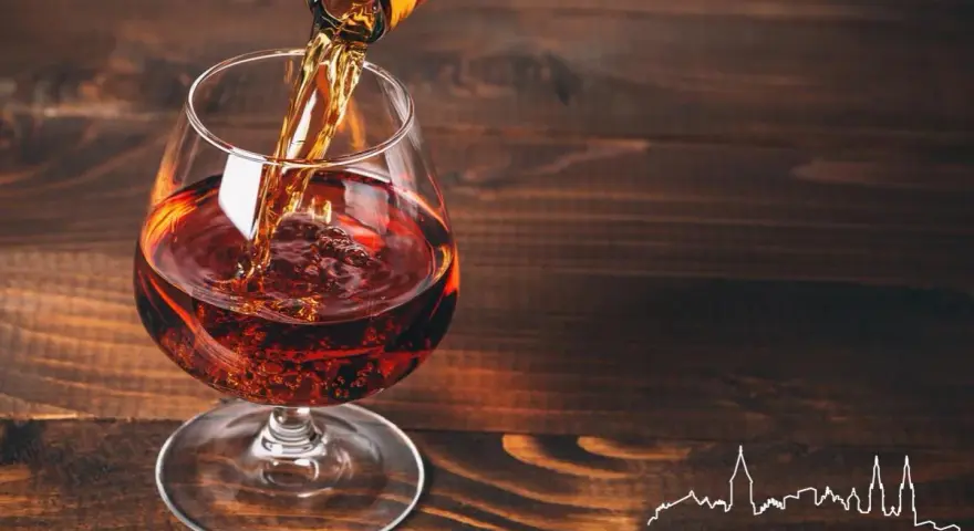 Brandy nalewana do kieliszka. Idealny trunek, z którym pić brandy? Degustuj powoli, delektując się smakiem.