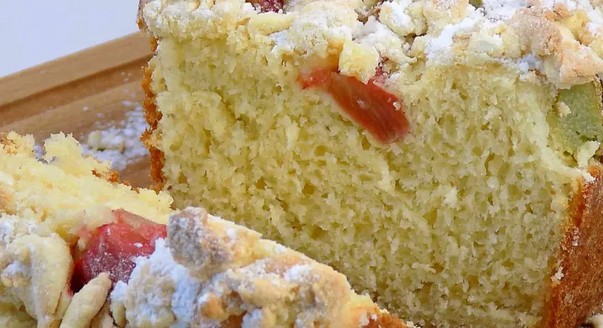 Puszyste ciasto drożdżowe z rabarbarem, posypane cukrem pudrem i kruszonką. Idealne na wiosenne popołudnie.