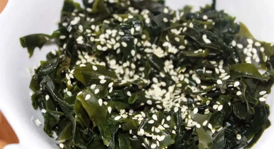 Sałatka z wodorostów wakame, posypana sezamem. Pyszne i zdrowe!