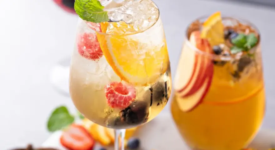 Orzeźwiające drinki z owocami i miętą. Jak pić Ramazzotti Amaro? Z lodem, owocami i odrobiną słońca.