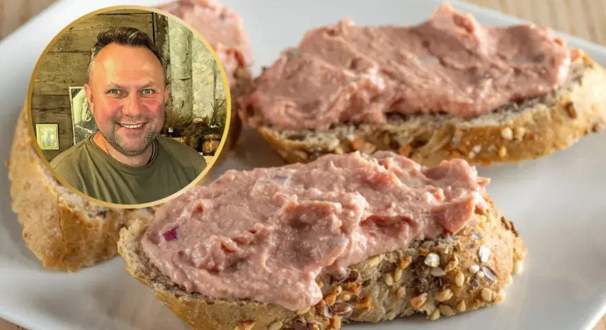 Smaczny pasztet z mięsa z rosołu na chlebie. Uśmiechnięty mężczyzna w okrągłej ramce.