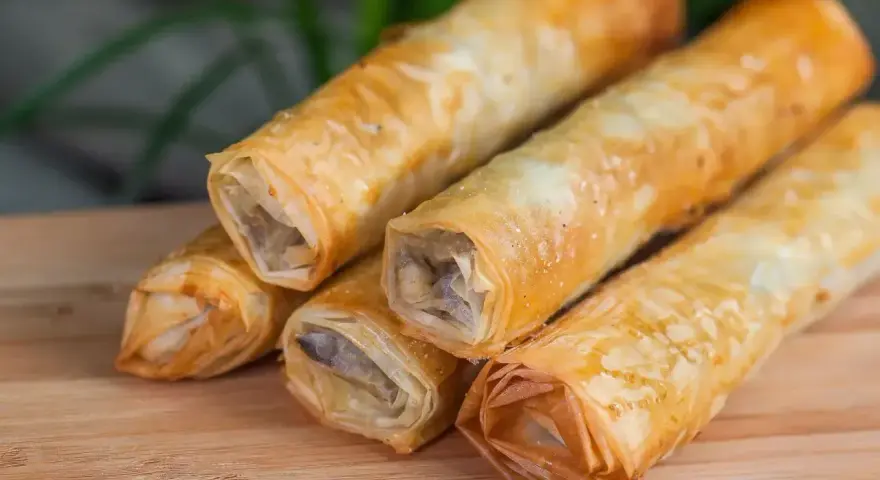 Chrupiące rolki z ciasta filo, przypominające francuskie przekąski, wypełnione farszem.