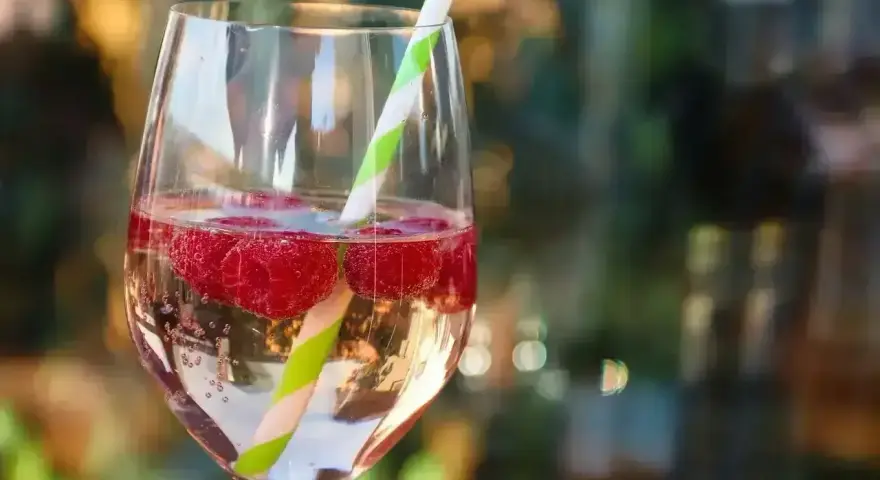 Orzeźwiający drink z malinami i słomką. Idealne bacardi z czymś lekkim i owocowym na upalne dni.