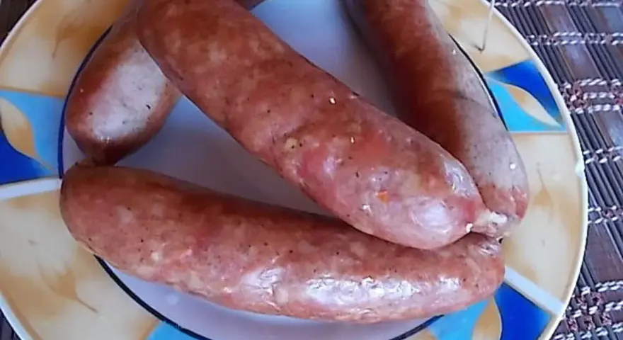 Świeżo przygotowane kiełbaski, gotowe do dalszej obróbki. Idealne, by dowiedzieć się, jak zrobić kiełbasę.