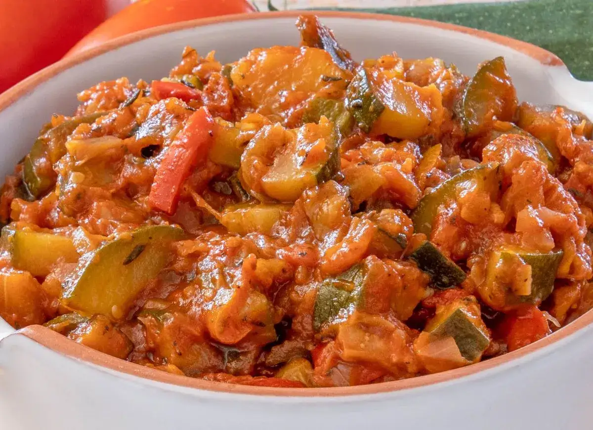 Pyszny bigos z cukinii z pomidorami i papryką, duszony do miękkości.