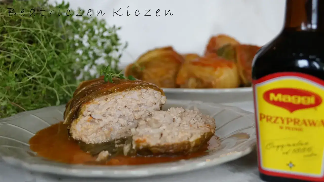 Gołąbki w sosie, obok butelka przyprawy Maggi. Zastanawiasz się, jakie przyprawy do gołąbków?