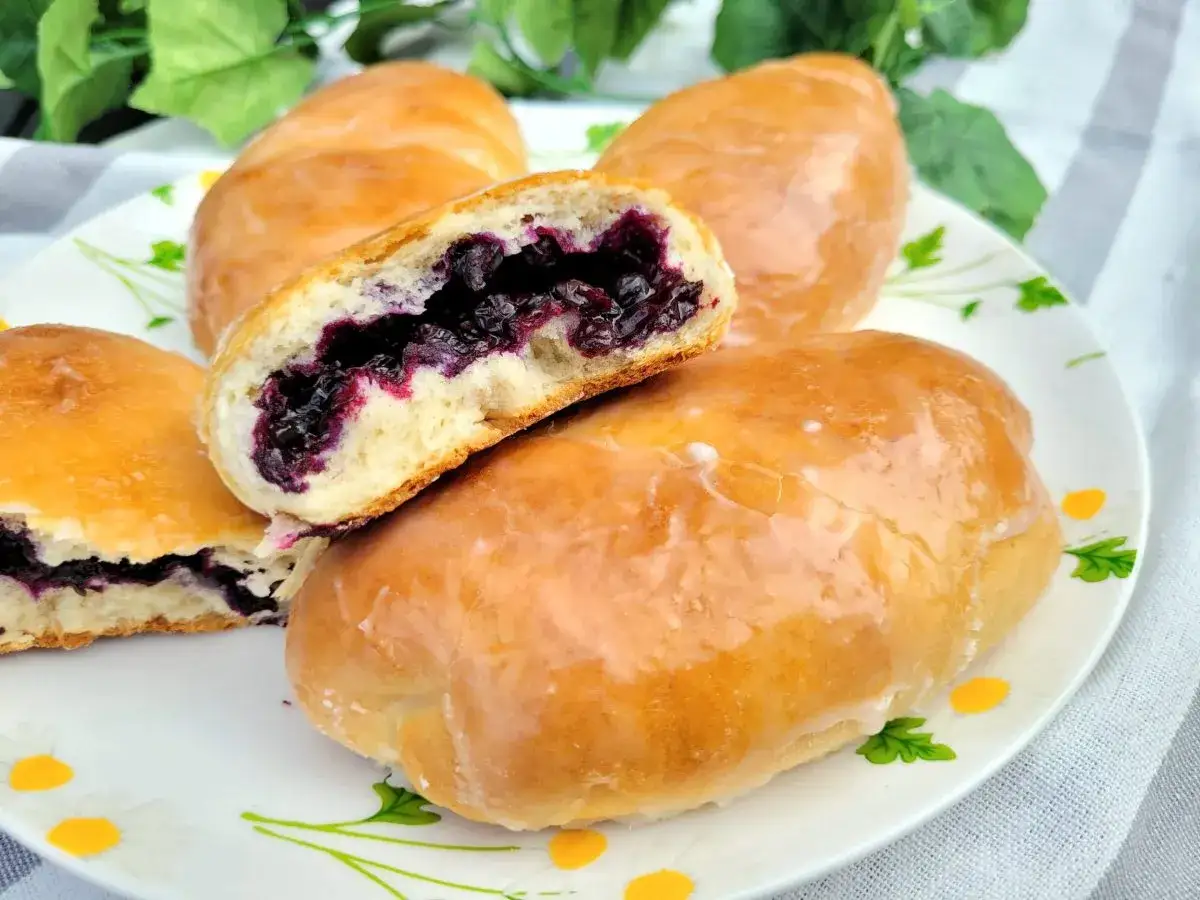 Pyszne jagodzianki z przepisem na domowe ciasto, polane lukrem. Idealne na deser!