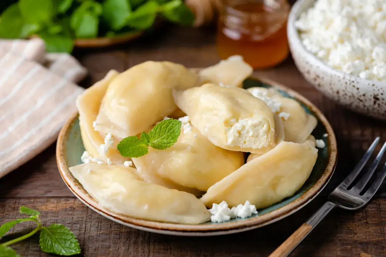 Pyszne pierogi z serem, jak u babci! Idealne na deser lub obiad. Przepis babci na te pierogi z serem jest niezawodny.