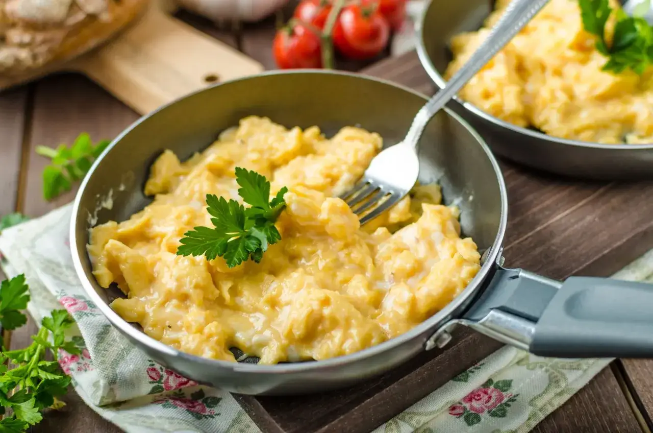 Pyszna jajecznica na patelni, idealna na śniadanie. Dowiedz się, jak zrobić jajecznicę krok po kroku.