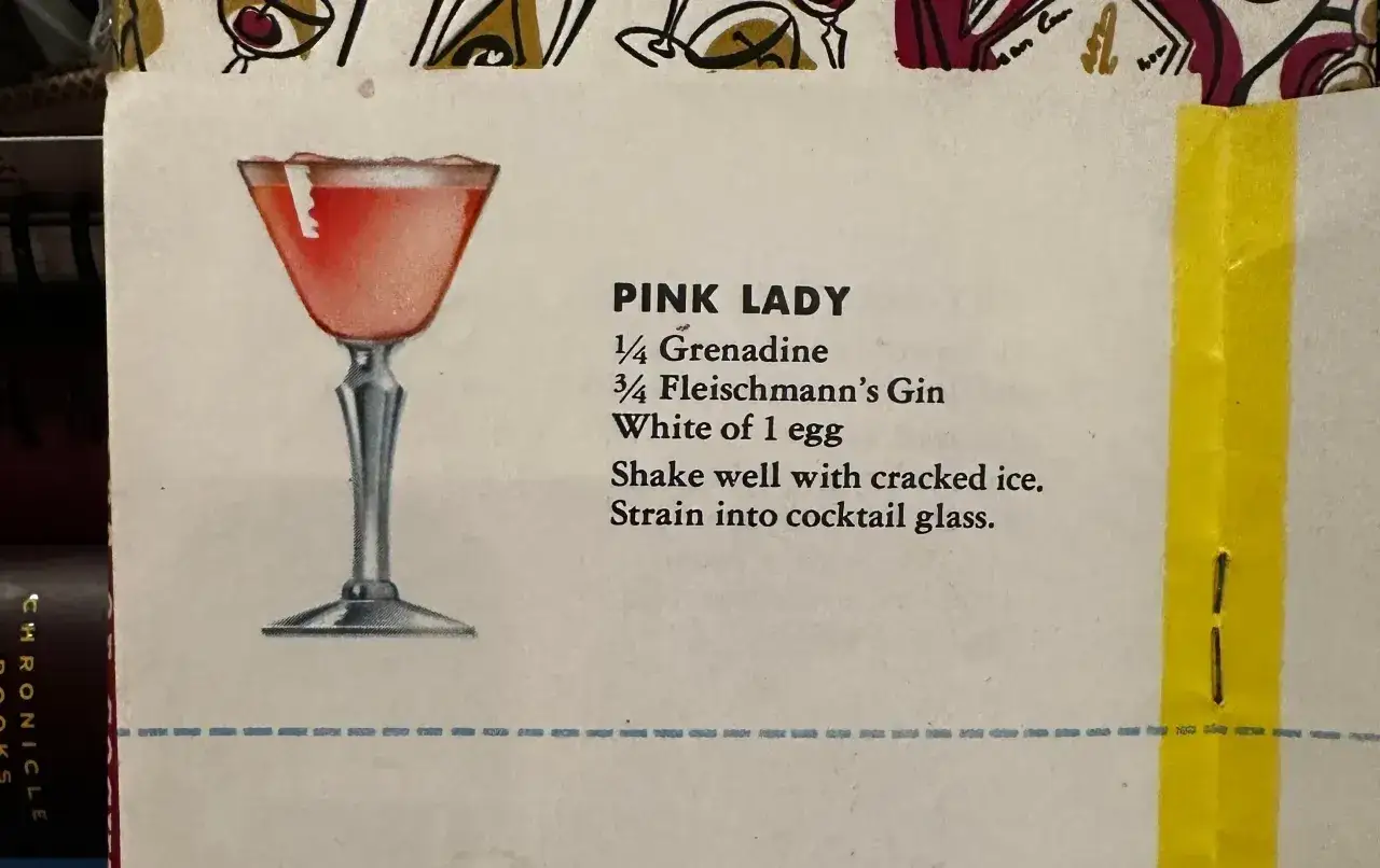Przepis na drink Pink Lady: grenadyna, gin, białko jaja. Podano ilustrację koktajlu.