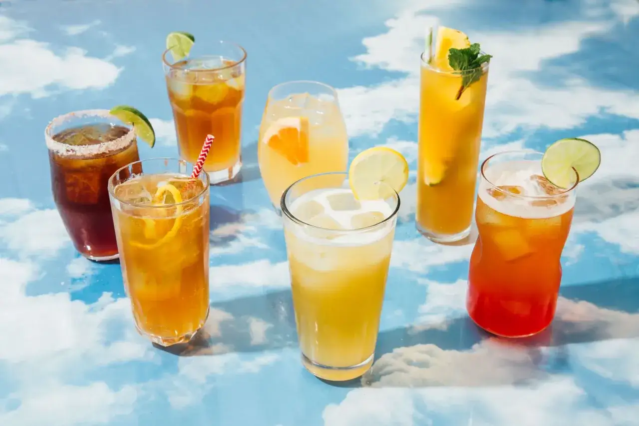 Letnia uczta: siedem kolorowych drinków z piwem i owocami, gotowych na upalny dzień.