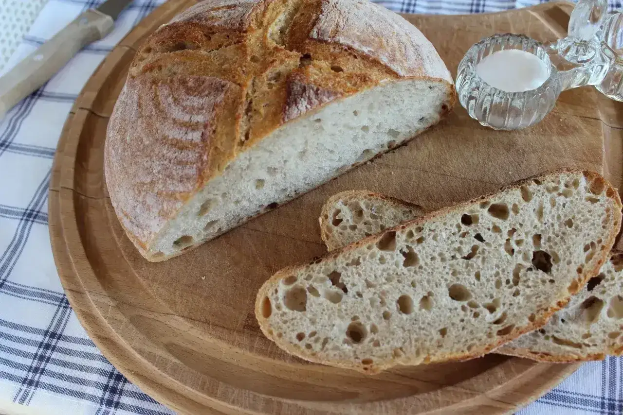 Chleb na zakwasie z widocznym miąższem. Czy mąka żytnia ma gluten? To pytanie nurtuje wielu piekarzy.