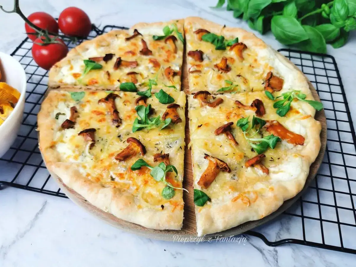 Pyszna pizza z kurkami, serem i świeżą bazylią. Idealna na letni wiecz&oacute;r.