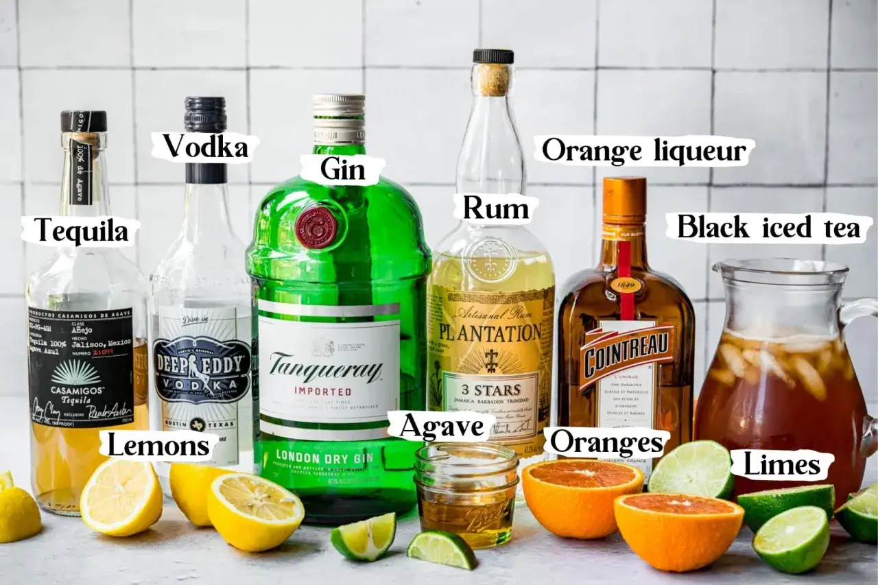Składniki do drinka Long Island Iced Tea: tequila, wódka, gin, rum, likier pomarańczowy, czarna herbata, cytryny, limonki i syrop z agawy.