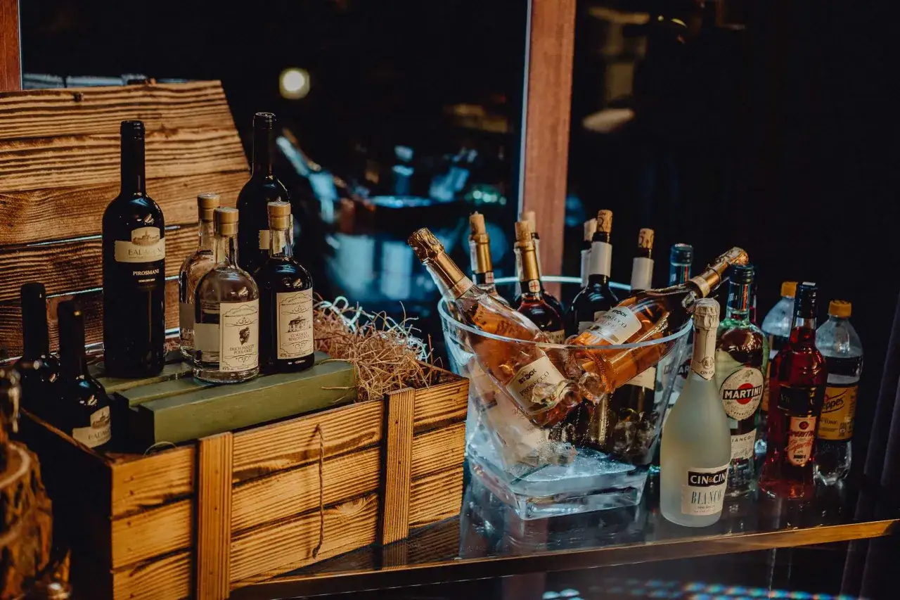 Wybór, jakie wino na wesele, ułatwi bogactwo butelek: od gruzińskiego Pirosmani po prosecco i aperitivo.