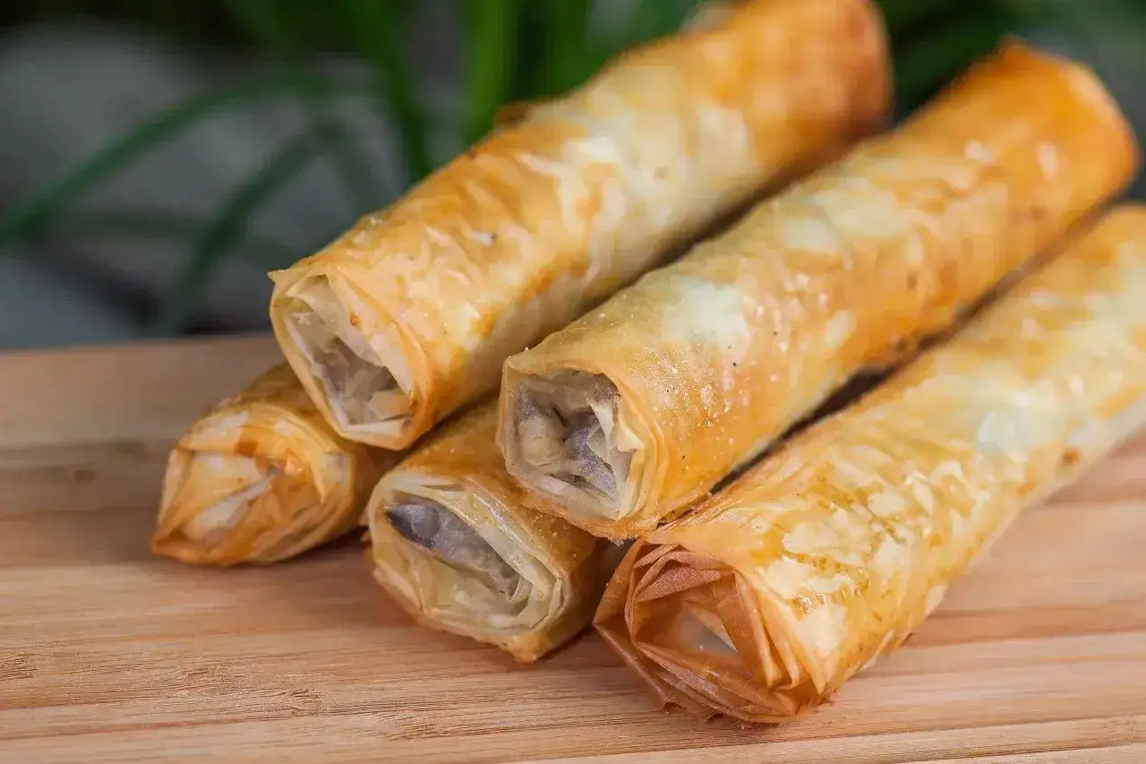 Chrupiące rolki z ciasta filo, przypominające smakiem ciasto francuskie, wypełnione farszem.
