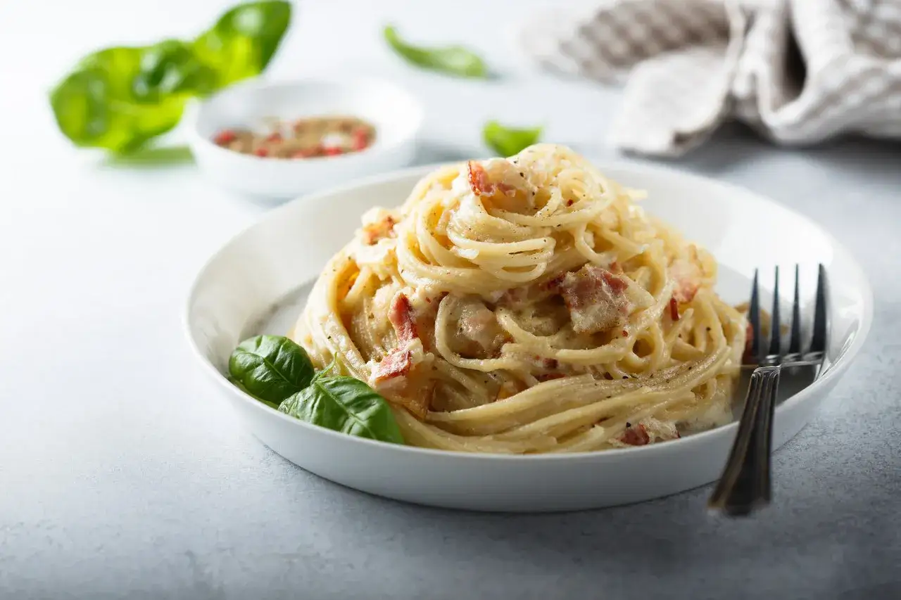 Pyszna carbonara z boczkiem i bazylią. Idealne danie, do którego pasuje białe wino. Jakie wino do carbonary wybrać?