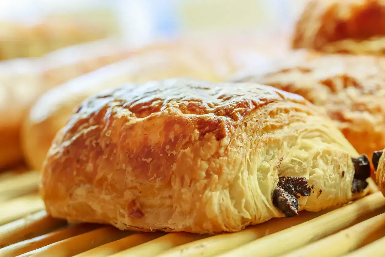Pyszne, świeżo upieczone ciasto francuskie z kawałkami czekolady. Idealne na śniadanie lub deser.
