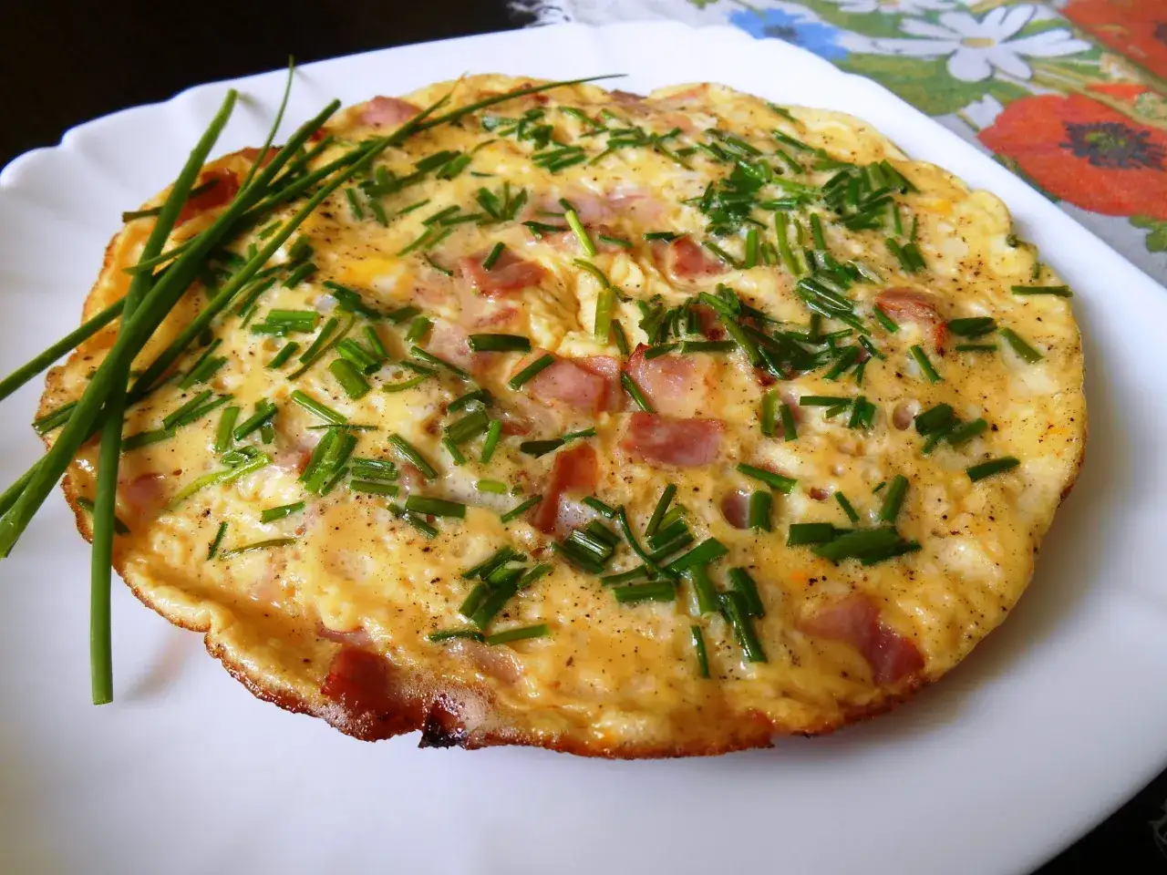 Pyszny omlet na słono z kawałkami szynki i szczypiorkiem, idealny na śniadanie. Ten przepis na omlet na słono jest prosty i szybki.