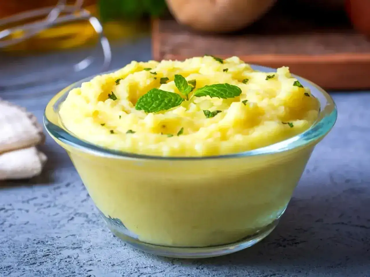 Puszyste, złociste puree ziemniaczane, idealne do obiadu. Dowiedz się, jak zrobić puree, które zachwyci każdego!