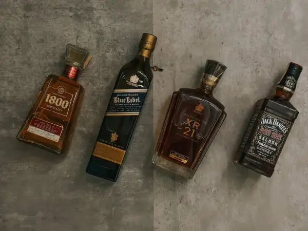 Cztery butelki alkoholi: 1800 Reposado, Johnnie Walker Blue Label, Johnnie Walker XR 21 i Jack Daniel's Red Dog Saloon. Czy to whisky czy whiskey?