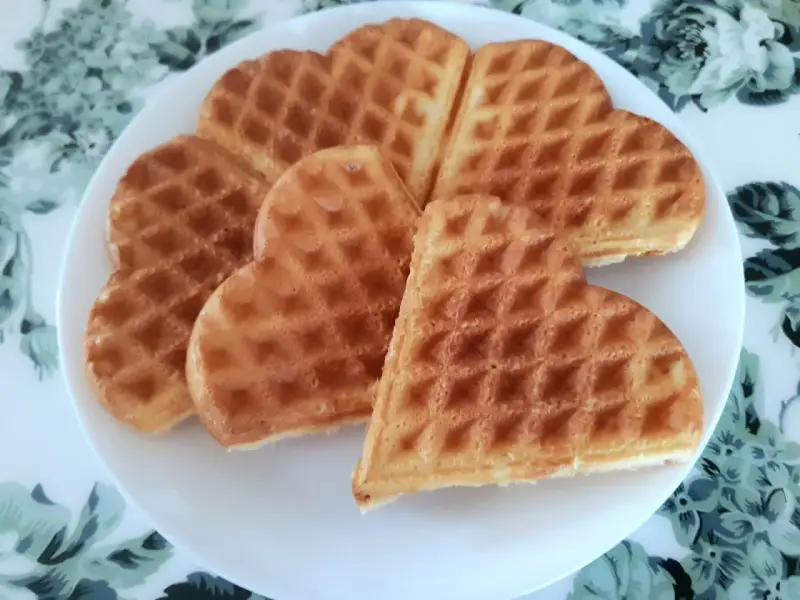 Sześć pysznych gofrów w kształcie serca, idealnych na walentynki. Prosty gofry przepis, który zachwyci każdego.